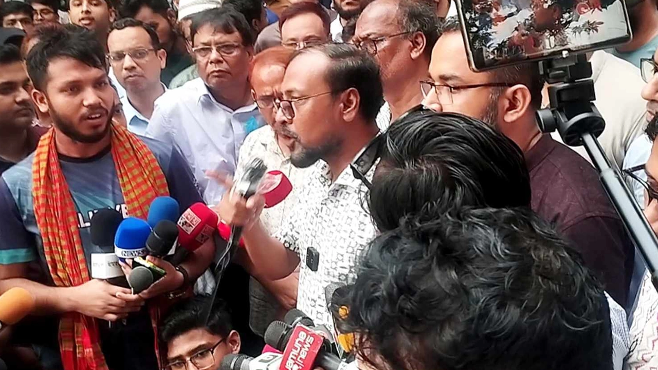 ‘তোমার আচারণ এখন ফ্যাসিবাদীর মতো’, উপদেষ্টা মাহফুজকে জবি শিক্ষক